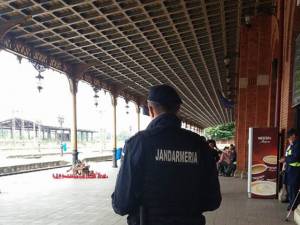 Poliţiştii care sunt de serviciu la Postul de Poliţie din Gara Burdujeni sunt însoţiţi de câte un jandarm