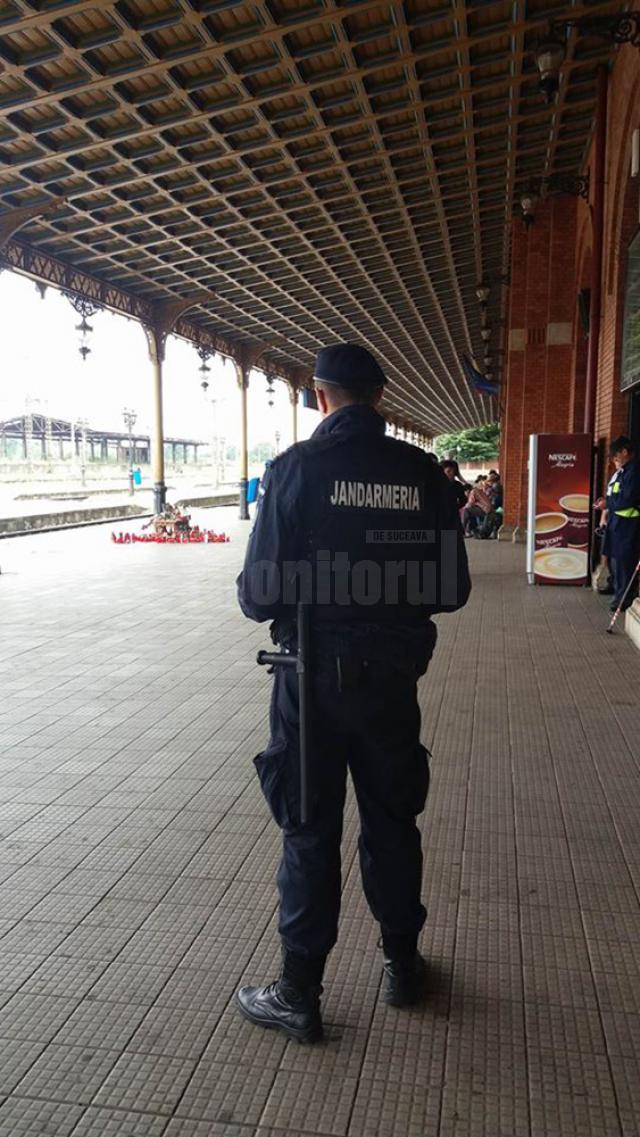 Poliţiştii care sunt de serviciu la Postul de Poliţie din Gara Burdujeni sunt însoţiţi de câte un jandarm