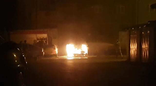Flăcările au fost observate în jurul orei 3.00 de proprietarul maşinii de la care a plecat totul, un VW Golf IV