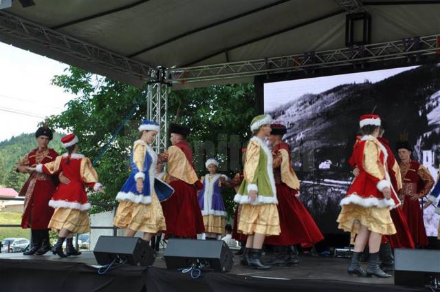 Dansuri în costume tradiţionale poloneze