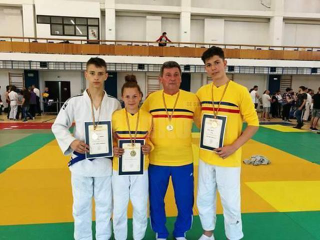 Cei trei judoka de la CSȘ Gura Humorului alături de profesorul Mihai Pascal