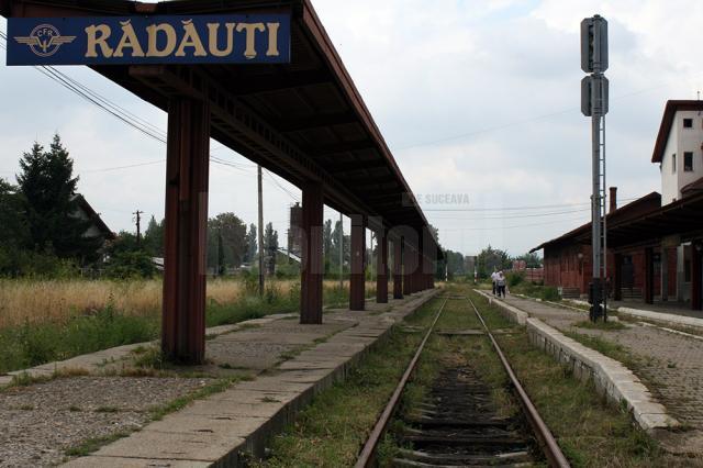 Două gări mari, din Fălticeni și Rădăuți, nu mai au trafic de călători