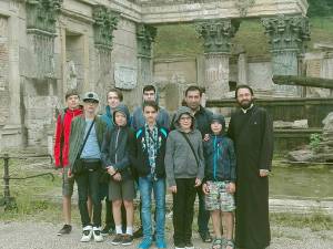 Cei șapte copii fac parte din grupa de cateheză de la Biserica „Sfântul Dumitru” din Suceava și au fost însoțiți de părintele Justinian Cojocar