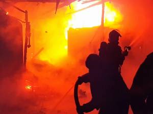 Un puternic incendiu a distrus anexele unei gospodării din comuna Mitocu Dragomirnei