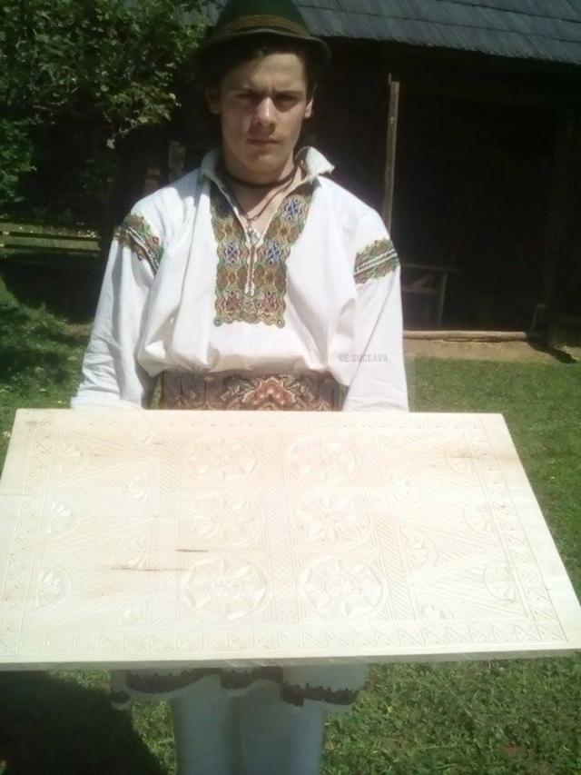Premiul I a primit Mihai Țarcă (Clubul Copiilor Vatra Dornei), la secțiunea de prelucrare artistică a lemnului