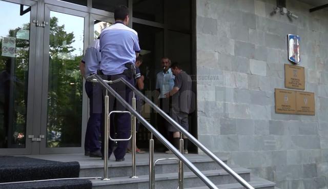 Suspecţi aduşi ieri la audieri la Parchetul de pe lângă Judecătoria Suceava