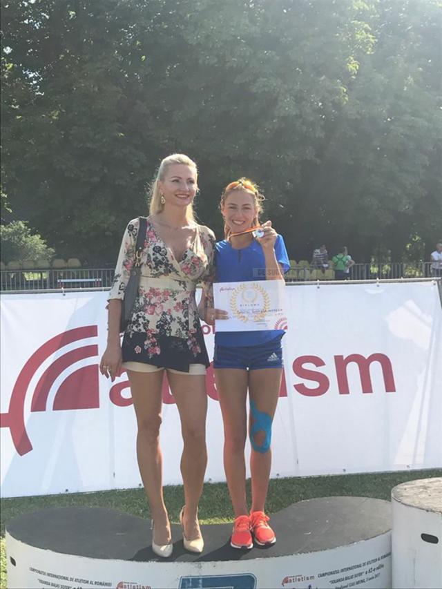 Antrenoarea Erzilia Țîmpău alături de sportiva Gabriela Andreea Doroftei
