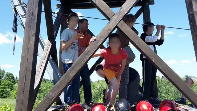 Copii cu autism de la Centrul Şcolar de Educaţie Incluzivă Suceava, în excursie prin judeţ