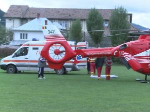 Unul dintre copii, aflat în stare gravă, a fost transportat de urgenţă cu elicopterul la un spital din municipiul Iaşi, pentru tratament de specialitate
