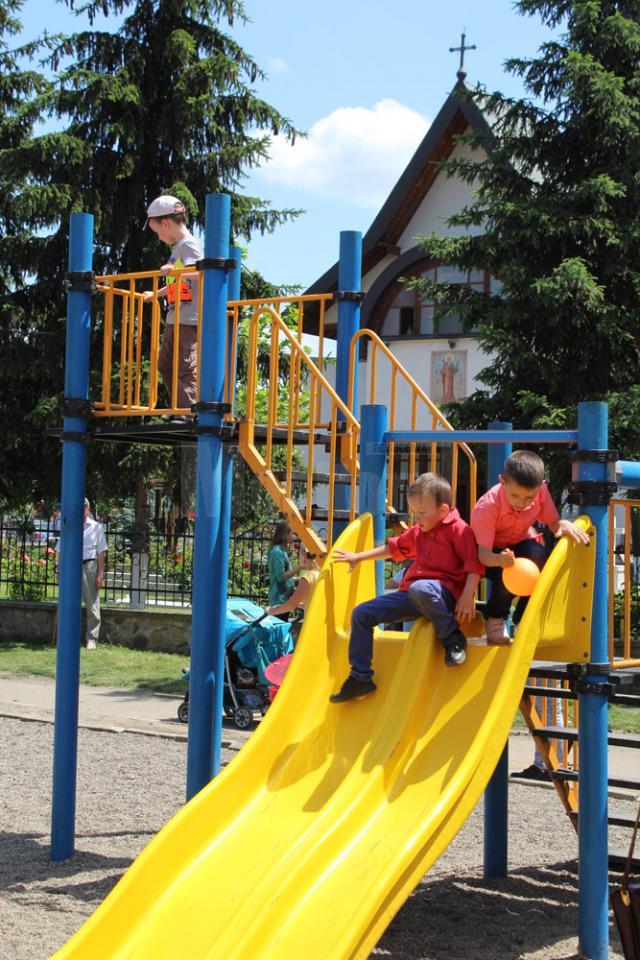 Zeci de locuri de joacă din Suceava intră în programul de reparaţii
