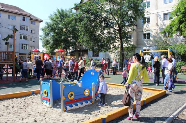Zeci de locuri de joacă din Suceava intră în programul de reparaţii