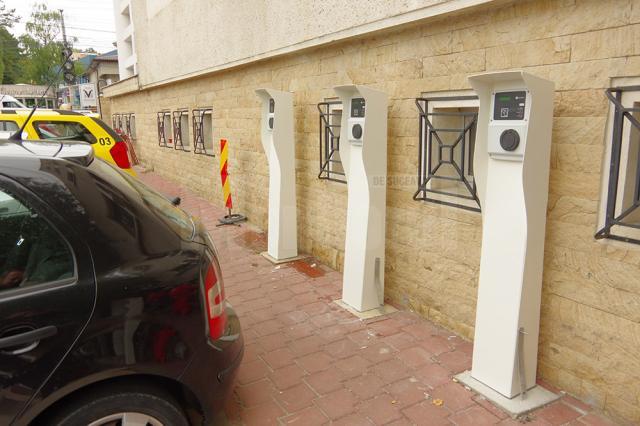Primele staţii de încărcare a mașinilor electrice au apărut în parcarea Primăriei Suceava