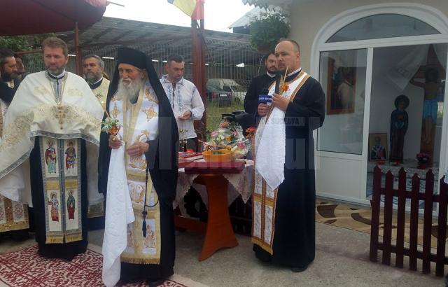 IPS Pimen, Arhiepiscopul Sucevei şi Rădăuţilor, împeună cu un sobor de preoți, a oficiat slujba de sfinţire a troiţei, aflată pe drumul principal ce leagă comuna Bogdăneşti de comuna Râşca