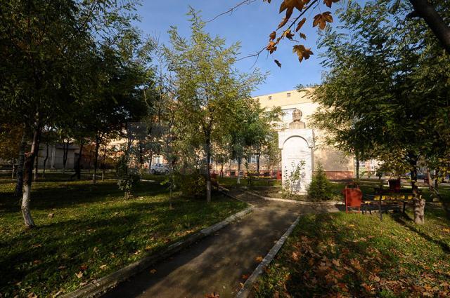 Parcul Școlii „Ion Creanga” Suceava, în locul căruia s-ar putea construi grădiniţa