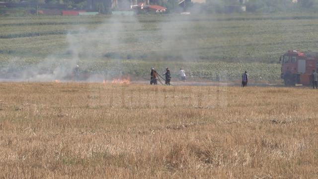 Peste 10 hectare de mirişte cuprinse de flăcări, de la o balotieră care a luat foc în mers