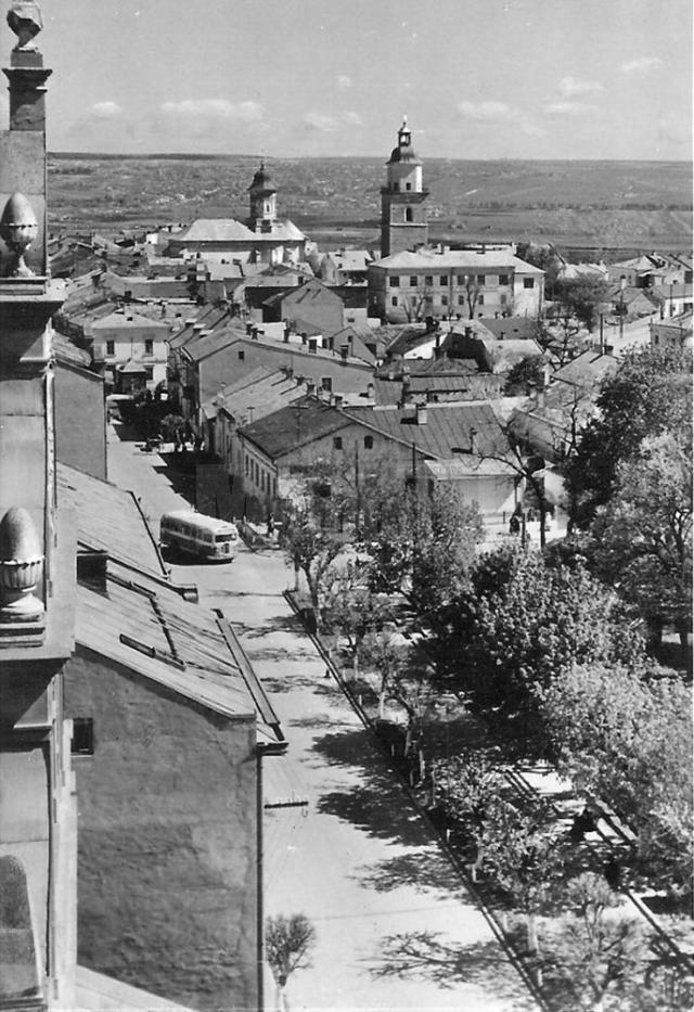 Strada Ştefan cel Mare privită de pe clădirea Prefecturii de astăzi, la începutul anilor 60