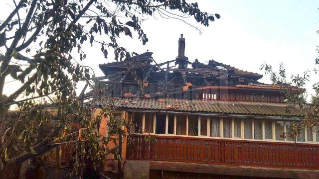 In urma incendiului acoperisul casei a fost distrus