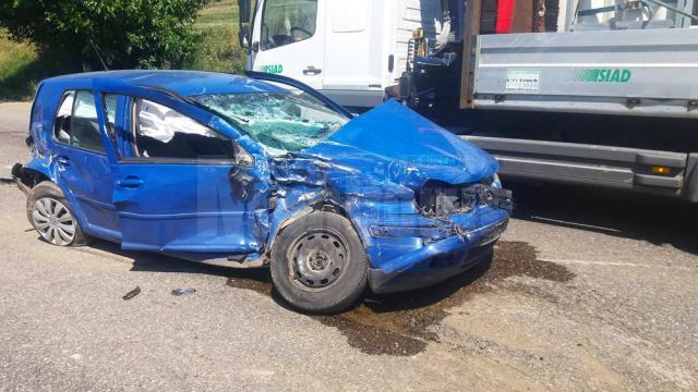 În urma celor două impacturi, şoferul a fost grav rănit, iar autoturismul a fost serios avariat