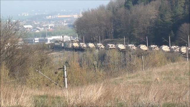 Una din imaginile lui Andrei Bîrsan cu convoiul de tancuri transportate pe calea ferată în zona Şcheia