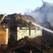 Un incendiu violent a distrus gospodăria a două familii din Capu Codrului
