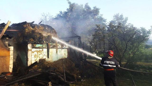 Un incendiu violent a distrus gospodăria a două familii din Capu Codrului