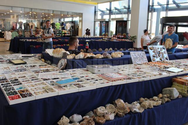 Fosile de dinozauri, pietre preţioase şi bijuterii, la târgul de la Iulius Mall Suceava