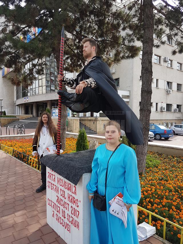 Statuie levitantă în fața Primăriei Suceava
