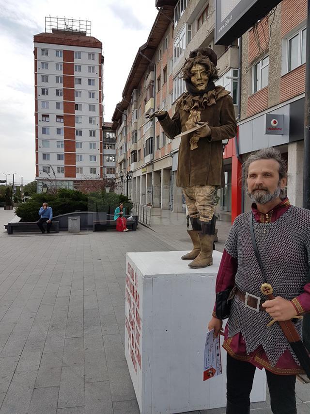 Statui vivante și levitante stârnesc curiozitatea trecătorilor, pe străzile Sucevei