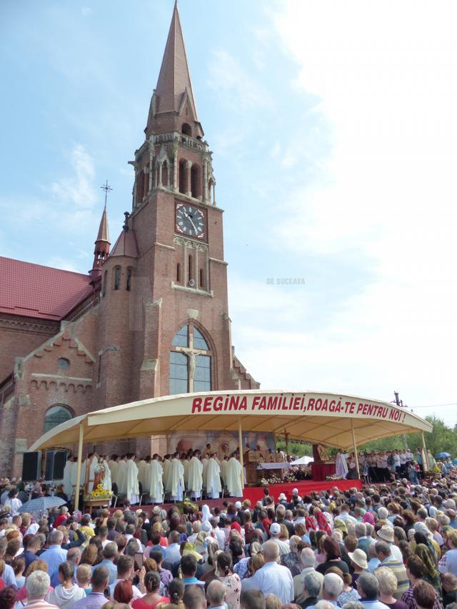 Peste 6000 de oameni au participat la marea sărbătoare a Sfintei Marii, de la Cacica