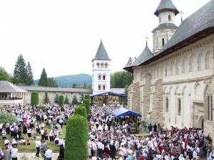 Mii de credincioşi ortodocşi au venit ieri la hramul Mănăstirii Putna, considerată Ierusalimul Neamului Românesc