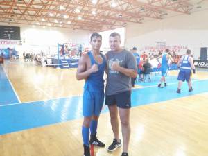 Proaspătul vicecampion național Laurențiu Valentin Ungureanu, alături de antrenorul Andu Vornicu