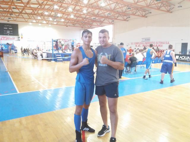 Proaspătul vicecampion național Laurențiu Valentin Ungureanu, alături de antrenorul Andu Vornicu