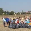 Voluntarii care s-au ocupat de ecologizarea albiei râului
