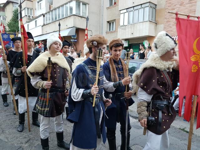 La Suceava a început cea mai mare paradă medievală din ţară