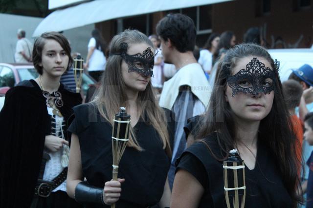 Parada cu făclii a celui mai mare festival medieval din ţară, urmărită în stradă de zeci de mii de oameni