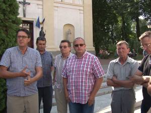 Instructorii auto independenţi au protestat în fața Prefecturii Suceava