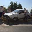 Autoturismul Dacia a fost proiectat în scuarul de pe mijlocul drumului, după ce unul dintre şoferi a observat târziu stâlpii separatori
