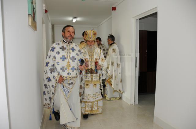 ÎPS Pimen şi părintele Gheorghe Saftiuc la sfinţirea spitalului nou din Dolhasca