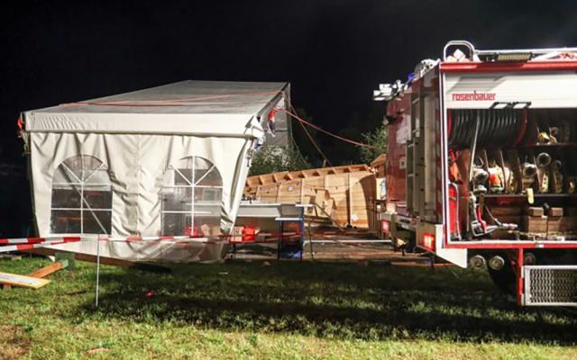 O suceveancă de 19 ani a murit după prăbuşirea unui cort în care erau 700 de persoane, în Austria foto EPA