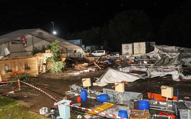 O suceveancă de 19 ani a murit după prăbuşirea unui cort în care erau 700 de persoane, în Austria foto EPA