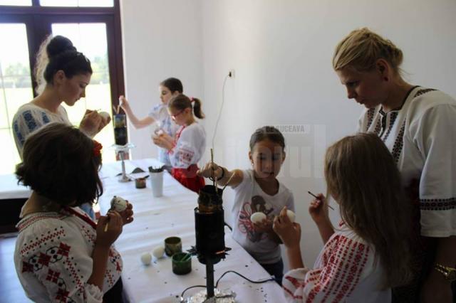 Şcoala de vară „Artă, tradiţii şi obiceiuri populare din Moldova şi Bucovina” pentru copiii aflaţi în dificultate