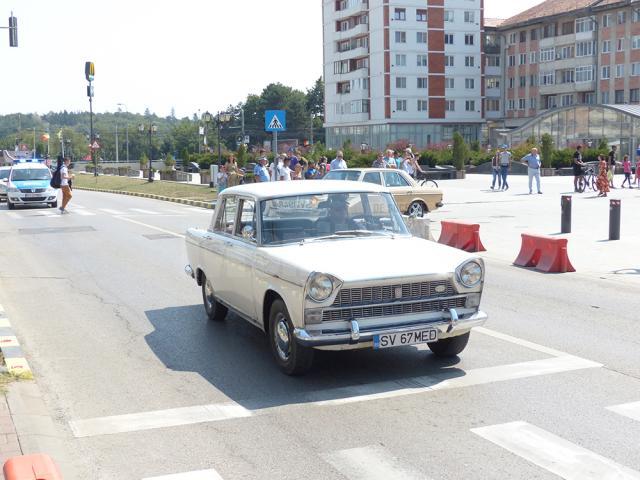 Paradă cu maşini retro încântătoare în centrul Sucevei
