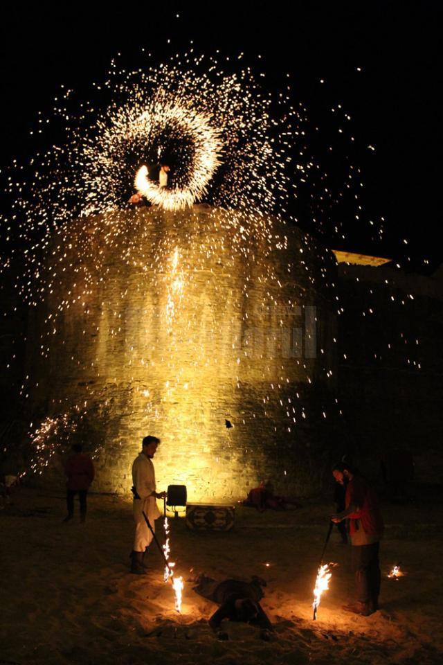 Fascinante spectacole cu foc in Cetatea Sucevei