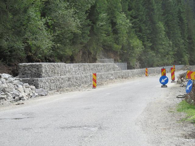 Ample lucrări de apărare a drumului au fost deja efectuate pe sectorul Seșuri - Cârlibaba