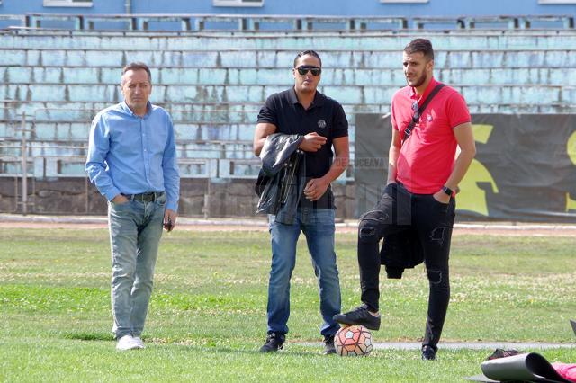 Impresarul francez (mijloc) alături de Dumitru Moldovan pe stadionul Areni