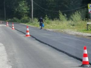 Pe DN 17B au început lucrările de asfaltare pe raza comunei Crucea