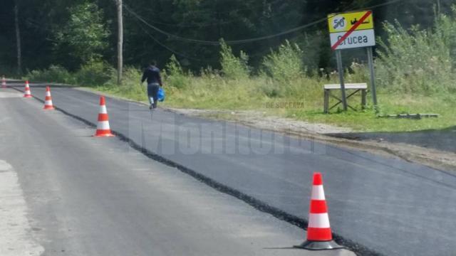 Pe DN 17B au început lucrările de asfaltare pe raza comunei Crucea