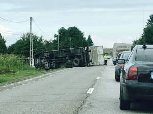 Camionul răsturnat ieri, la Vadu Moldovei