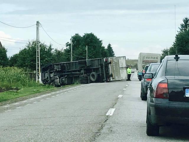 Camionul răsturnat ieri, la Vadu Moldovei