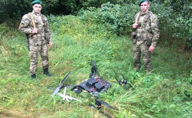 Grănicerii ucraineni au pus la pământ, la propriu, o dronă care era folosită pentru transportul ţigărilor de contrabandă